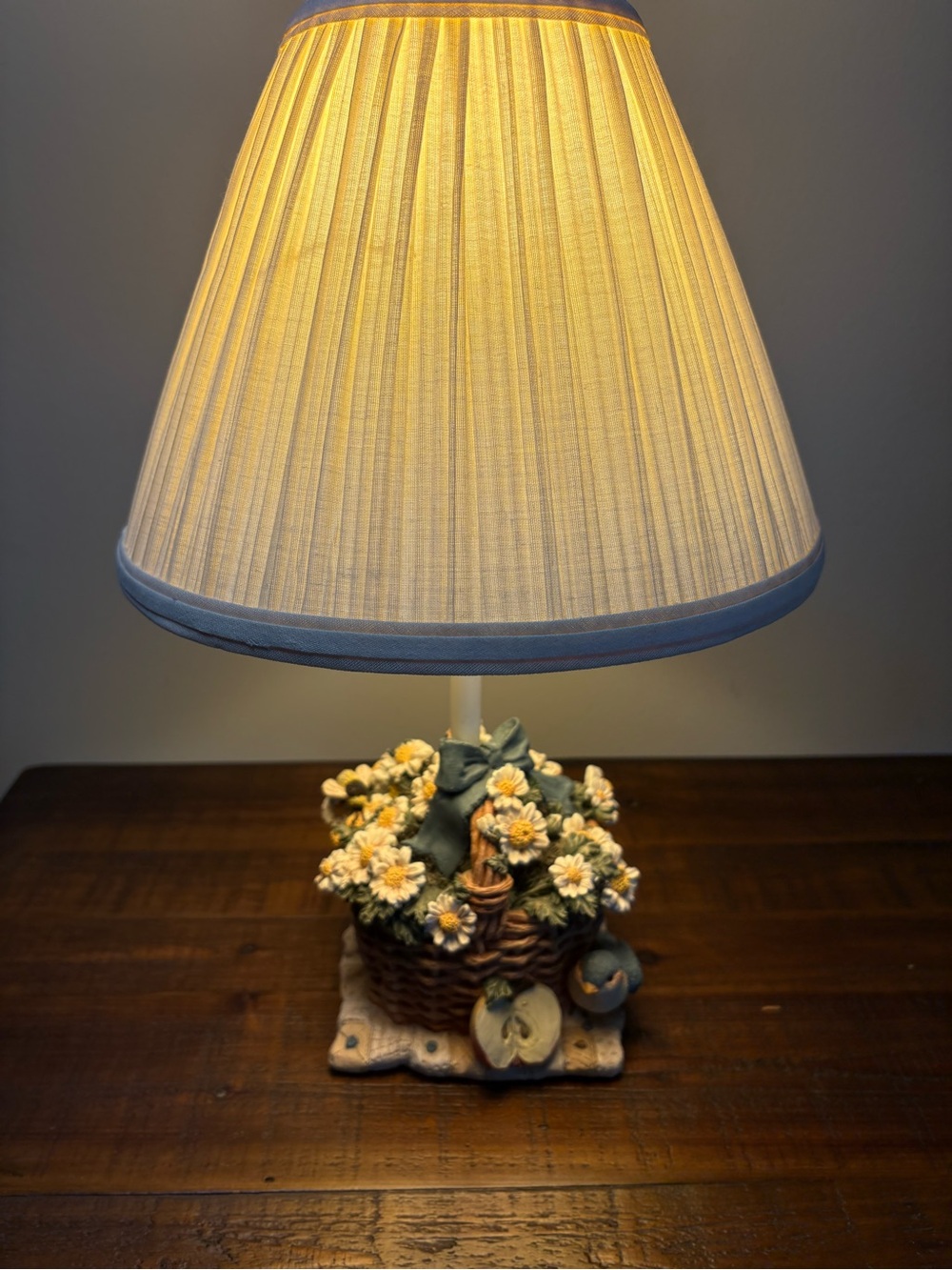 Figi Graphics Table Lamp Daisy Basket / Bird - Picture 3 of 13